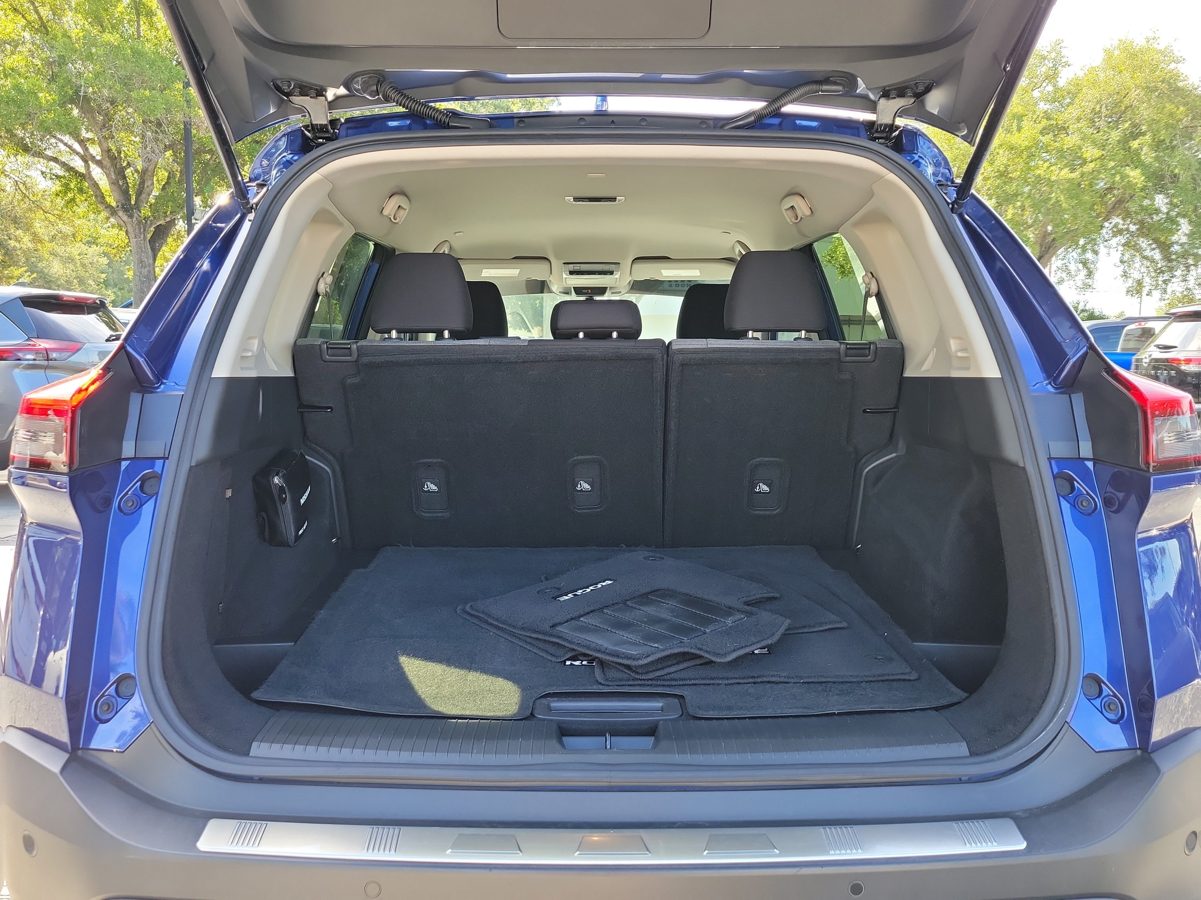 Used 2023 Nissan Rogue SV FWD image 9