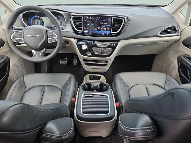 Certified 2024 Chrysler Pacifica Touring-L image 16