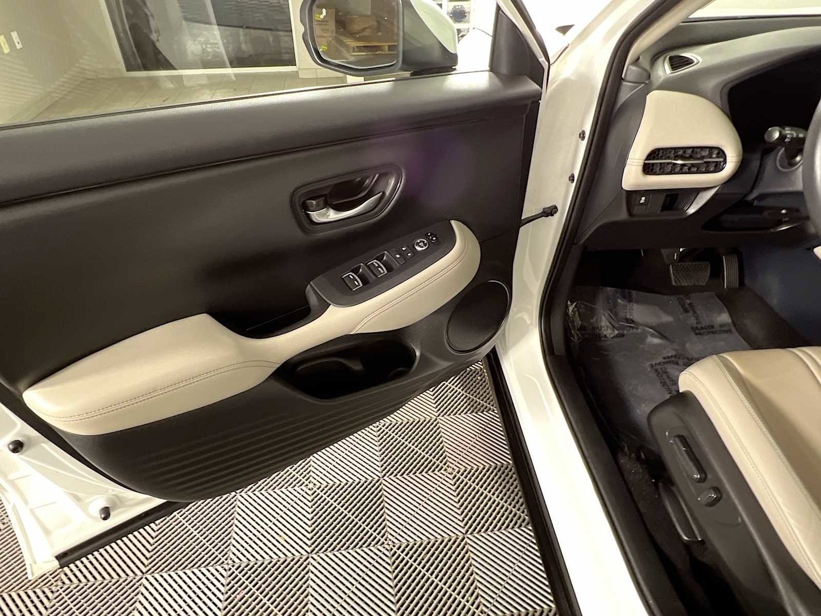 Used 2023 Honda HR-V EX-L image 18