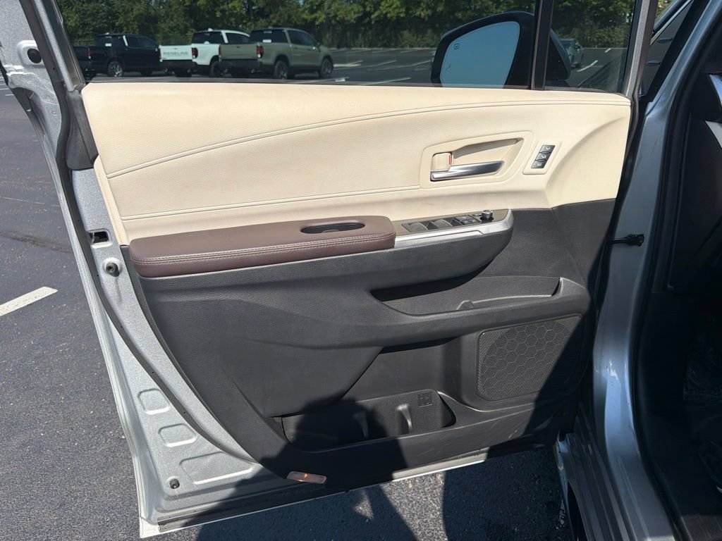 Used 2024 Toyota Sienna Platinum FWD image 18