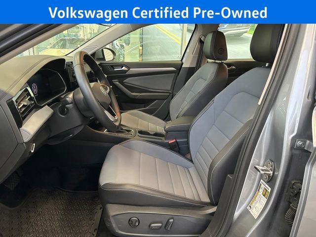 Certified 2025 Volkswagen Jetta SE w/ Sunroof Package image 13