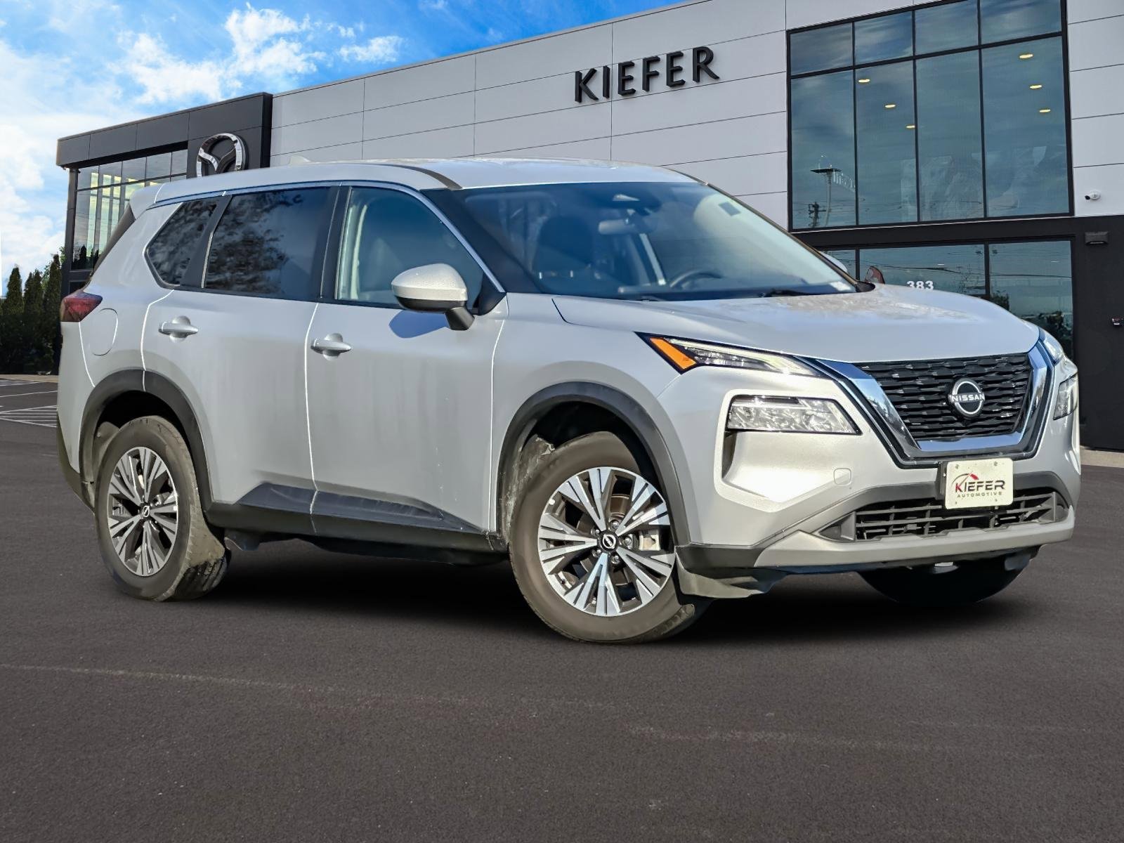 Used 2023 Nissan Rogue SV image 2