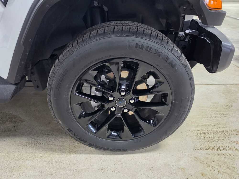 Used 2025 Jeep Wrangler Unlimited Sahara AWD/4WD image 9