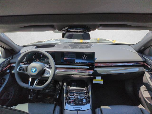 Used 2027 BMW 550e xDrive AWD/4WD image 15