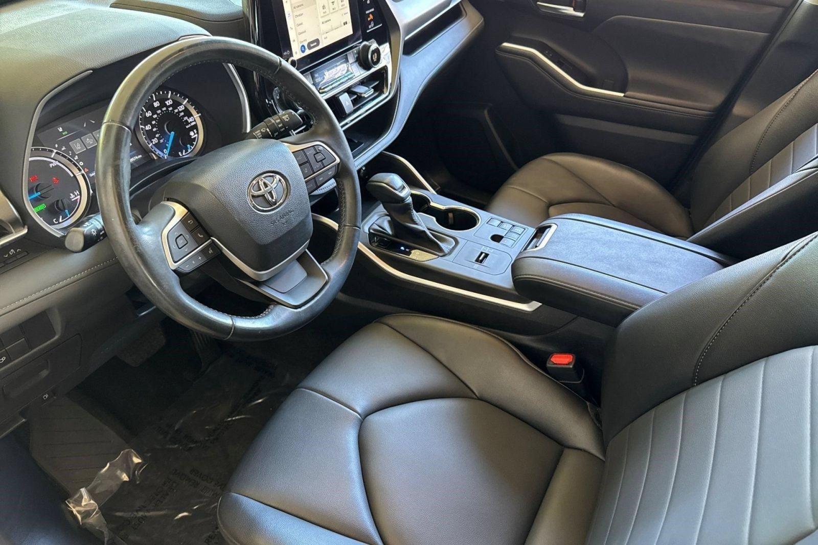 Used 2023 Toyota Highlander XLE FWD image 4