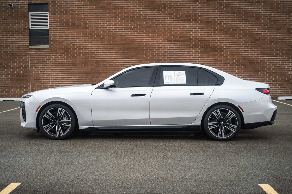 Used 2025 BMW i7 xDrive60 AWD/4WD image 3