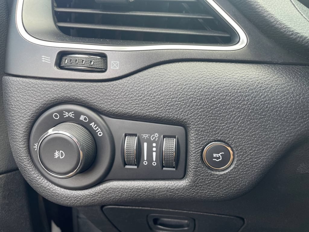 Used 2019 Jeep Cherokee Trailhawk AWD/4WD image 20