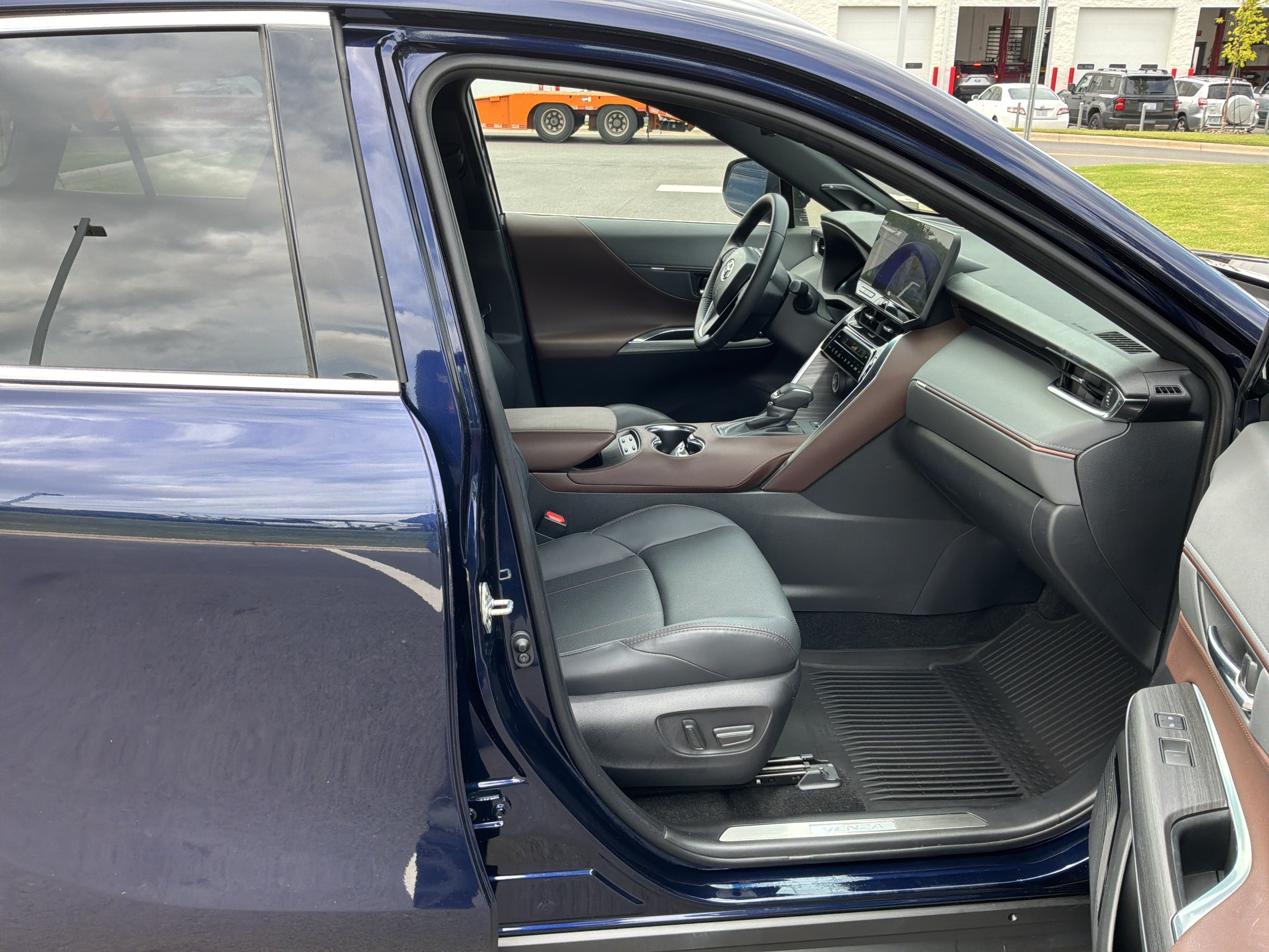 Used 2023 Toyota Venza Limited AWD/4WD image 32