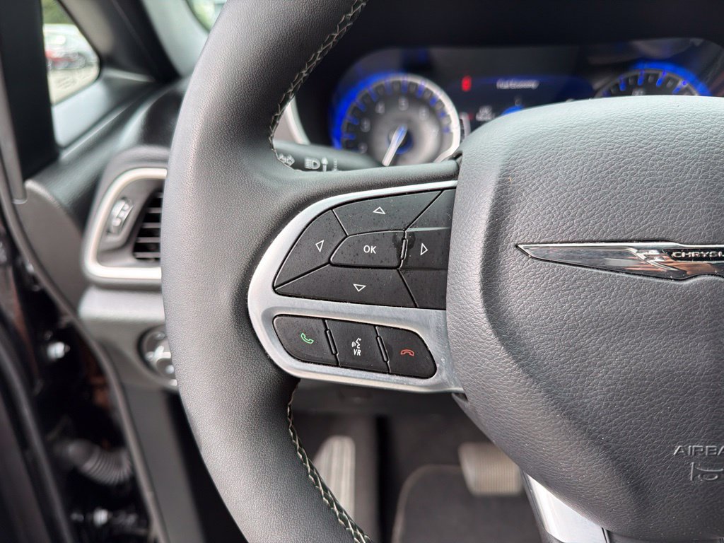 Used 2025 Chrysler Pacifica Select FWD image 15
