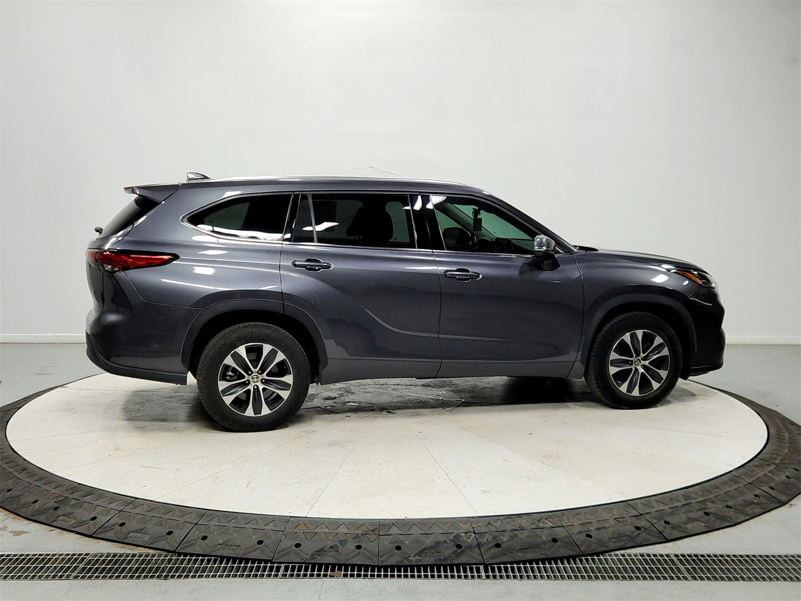 Used 2020 Toyota Highlander XLE image 8