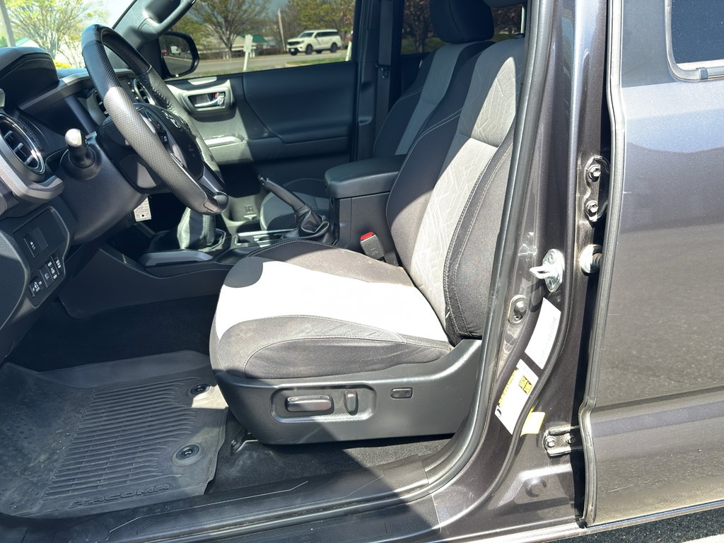 Used 2022 Toyota Tacoma TRD Sport w/ Technology Package image 12