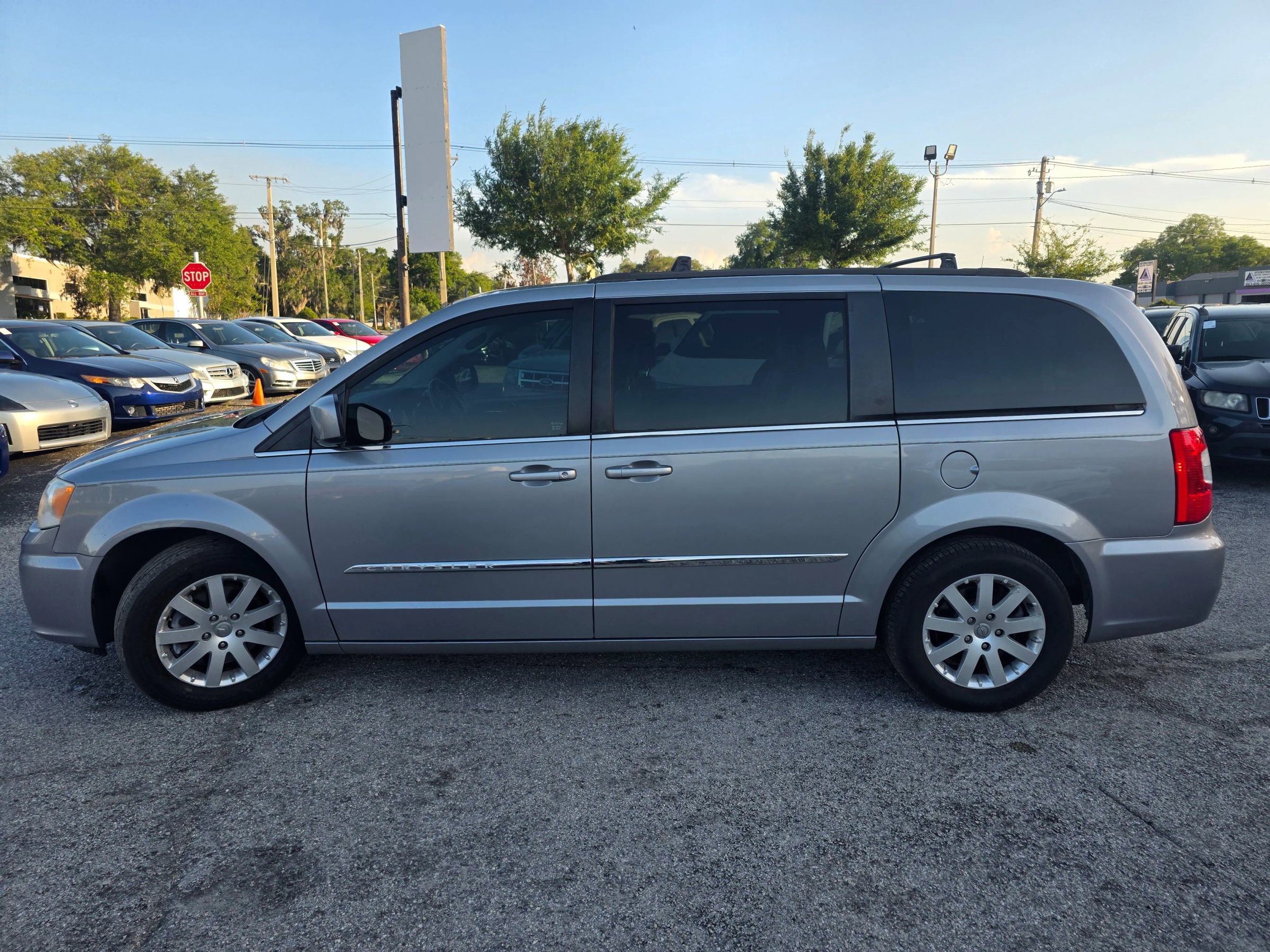 Used 2014 Chrysler Town & Country Touring FWD image 4