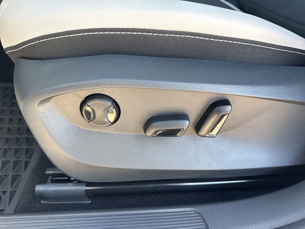 New 2025 Volkswagen Taos SE image 15