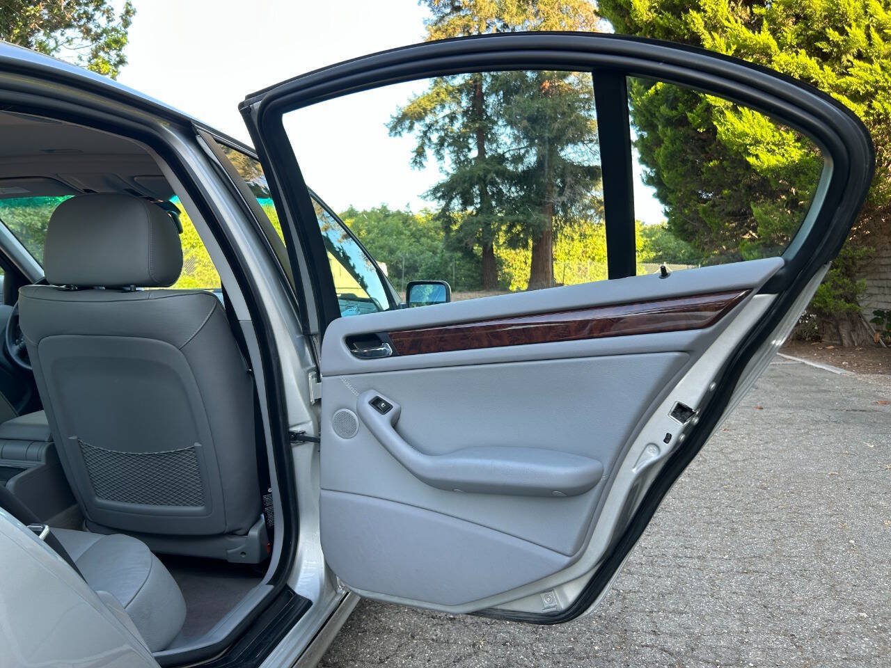 Used 2005 BMW 325i Sedan RWD image 30
