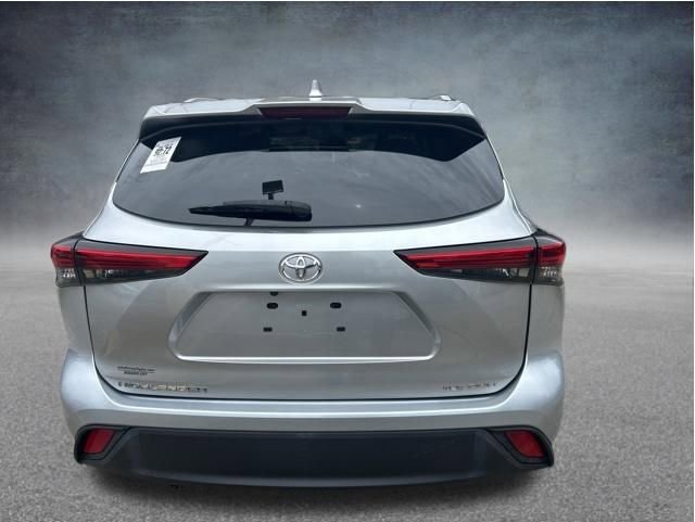 Used 2022 Toyota Highlander XLE AWD/4WD image 9