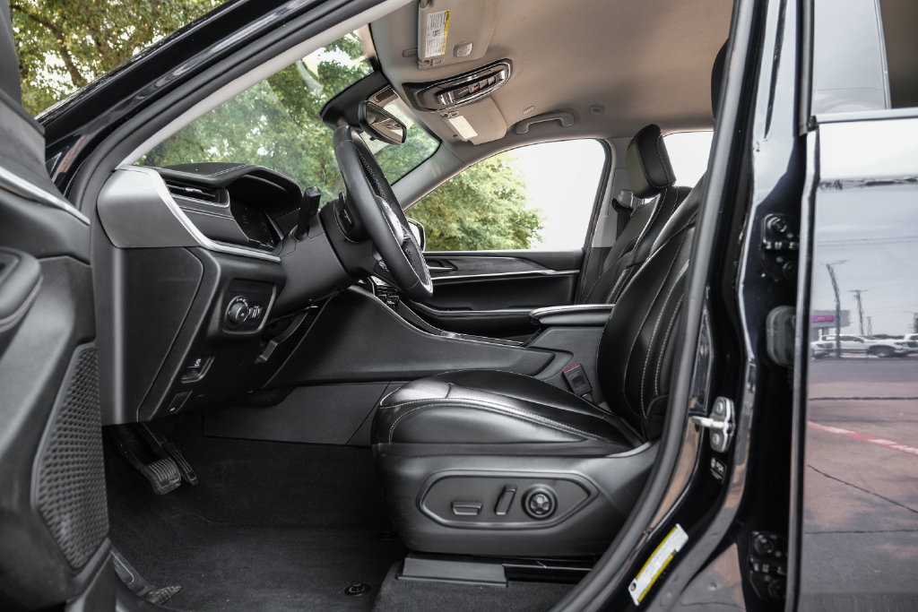 Used 2023 Jeep Grand Cherokee L Limited AWD/4WD image 43