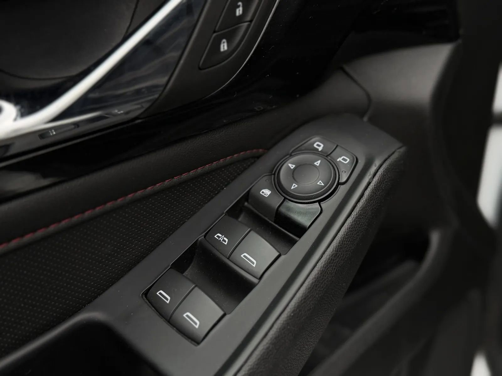 Used 2024 Chevrolet Traverse RS image 29