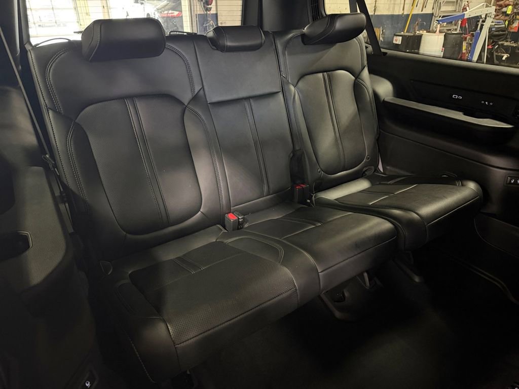 Used 2025 Jeep Wagoneer L Series III AWD/4WD image 23