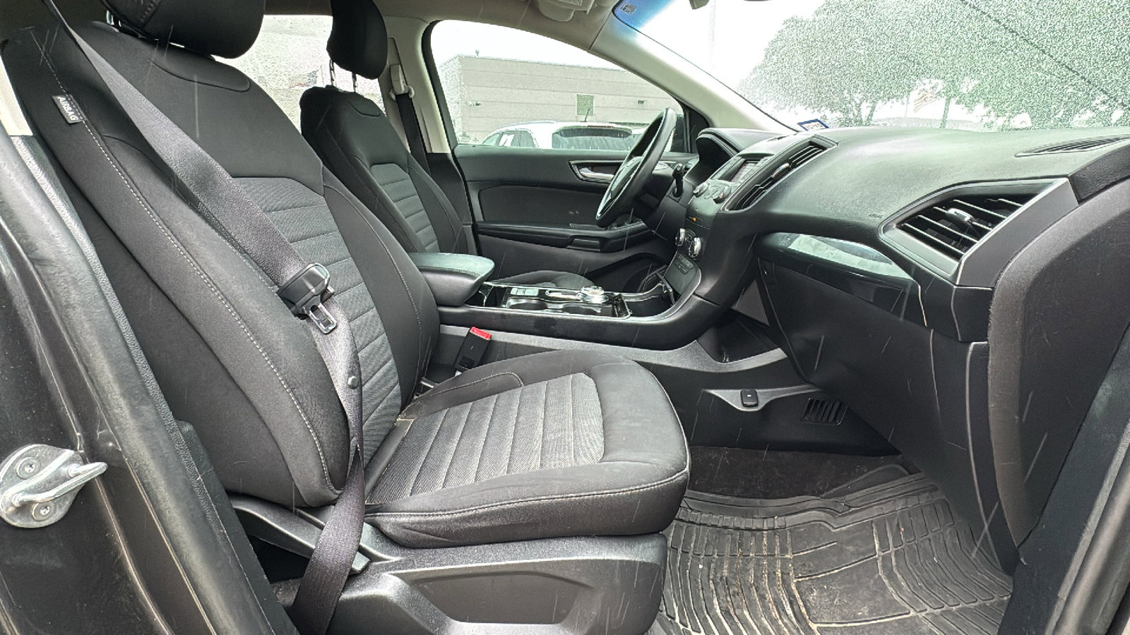 Used 2019 Ford Edge SE image 27