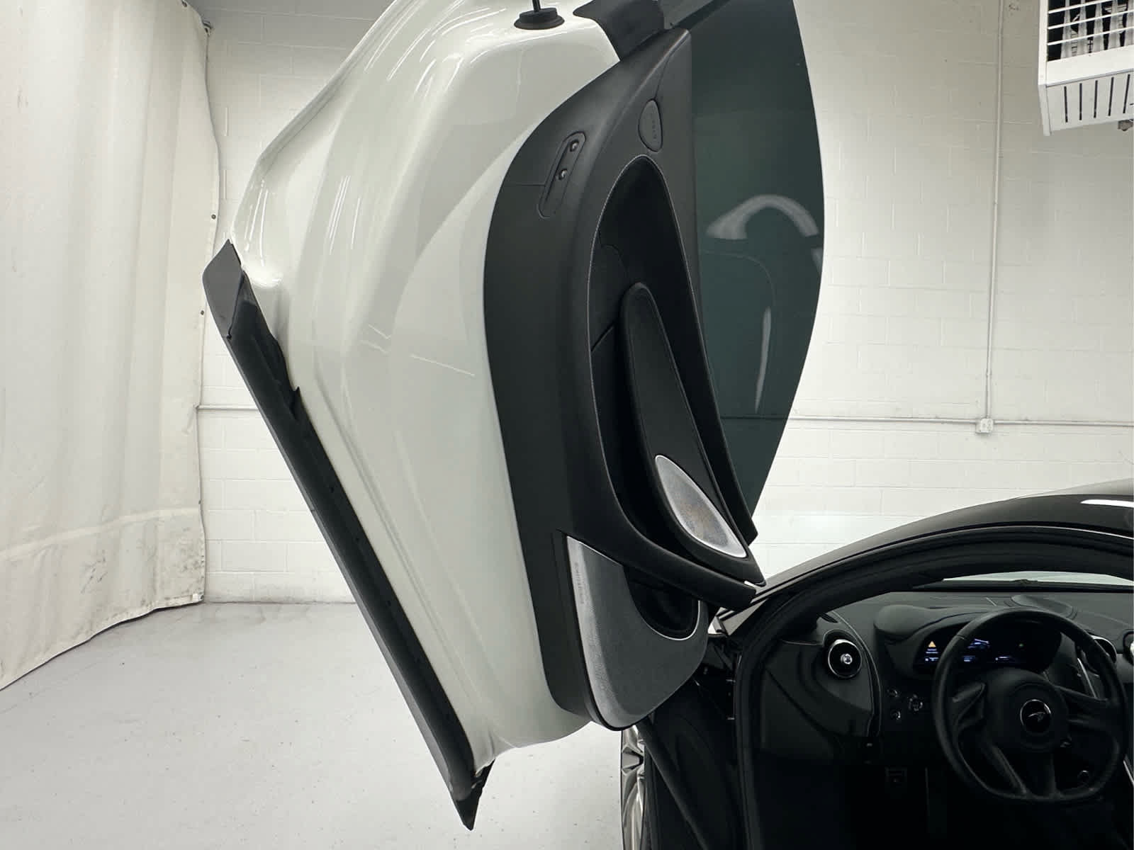 Used 2021 McLaren GT RWD image 16