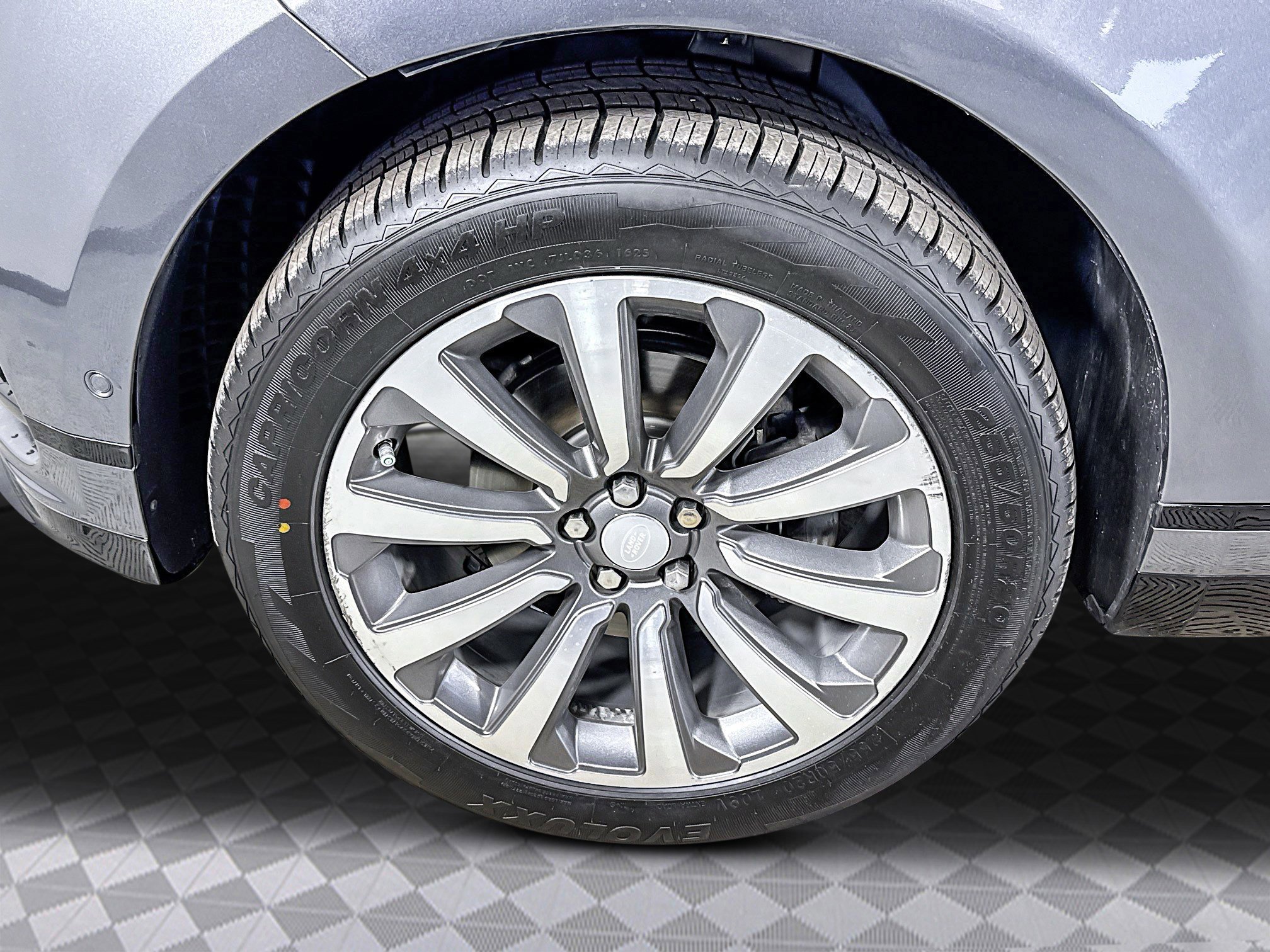 Used 2018 Land Rover Range Rover Velar R-Dynamic SE image 32