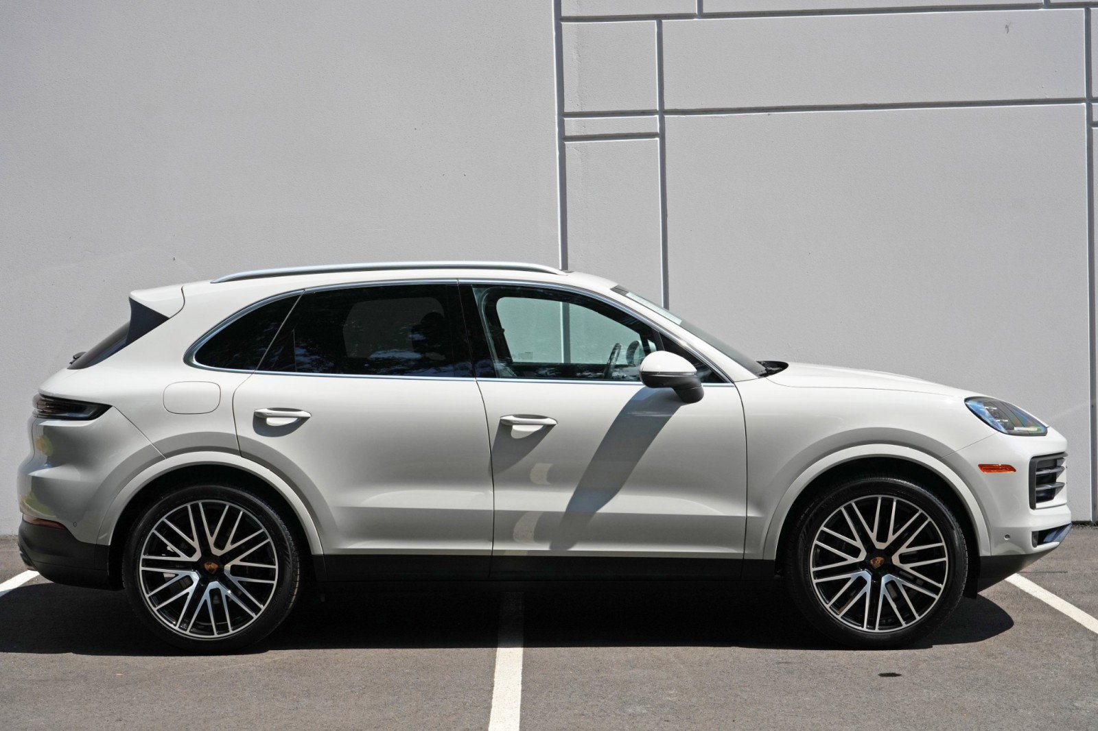 Used 2025 Porsche Cayenne w/ Premium Package Plus AWD/4WD image 55
