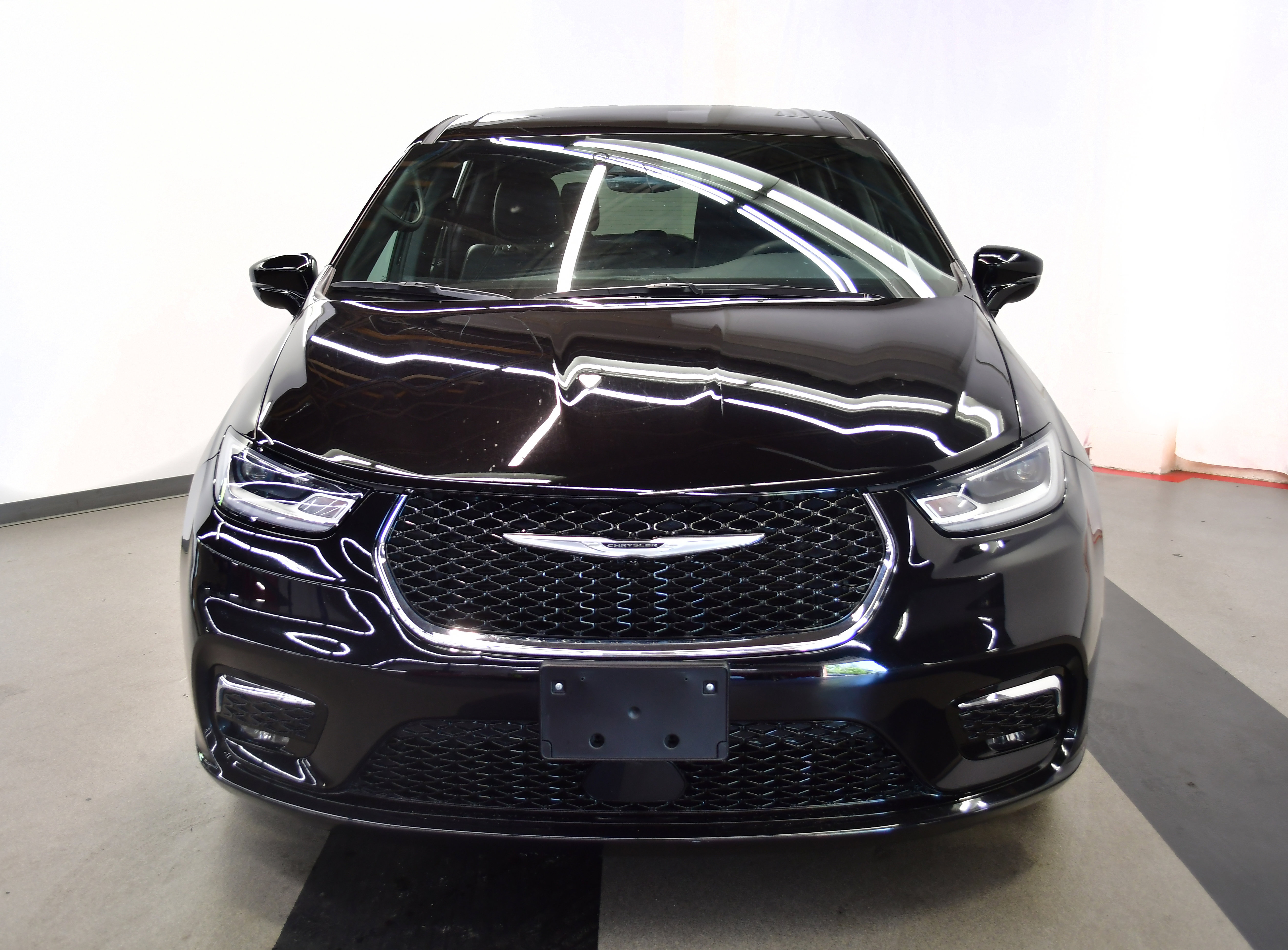Used 2025 Chrysler Pacifica Select FWD image 3