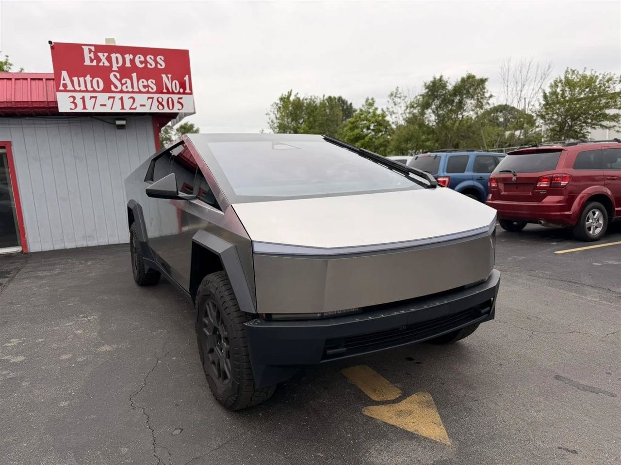 Used 2024 Tesla Cybertruck AWD Crew Cab image 7
