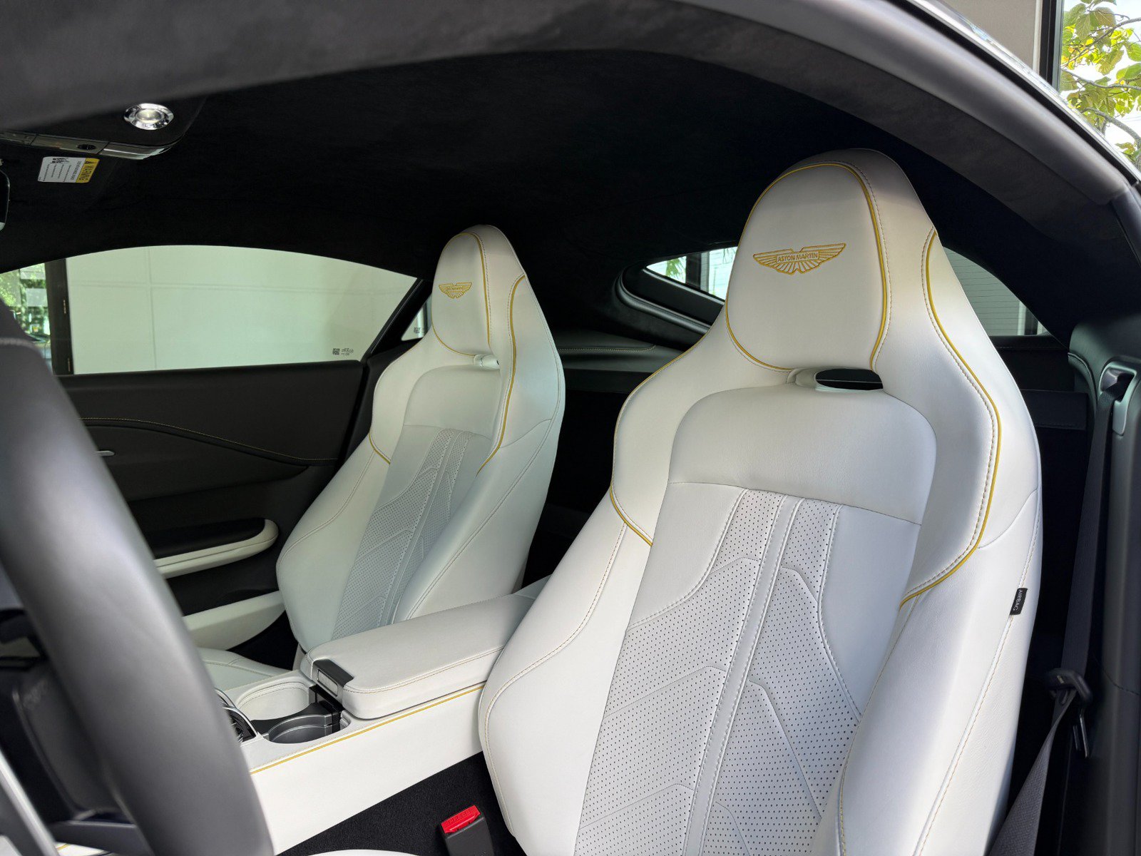 Used 2025 Aston Martin V8 Vantage Coupe RWD image 28