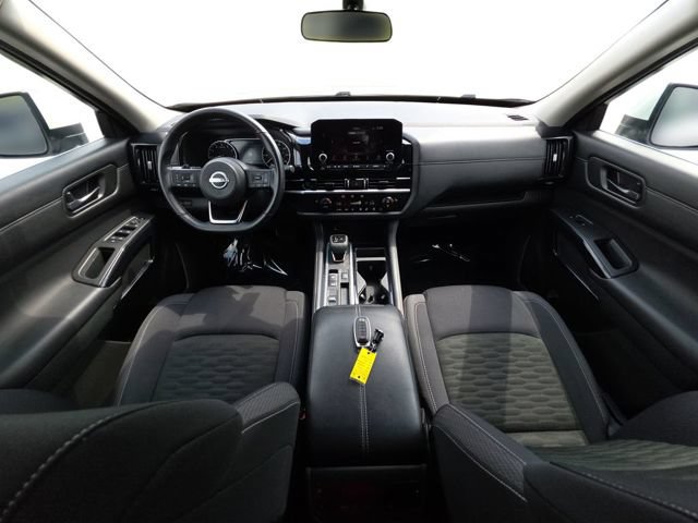 Used 2025 Nissan Pathfinder SV FWD image 5