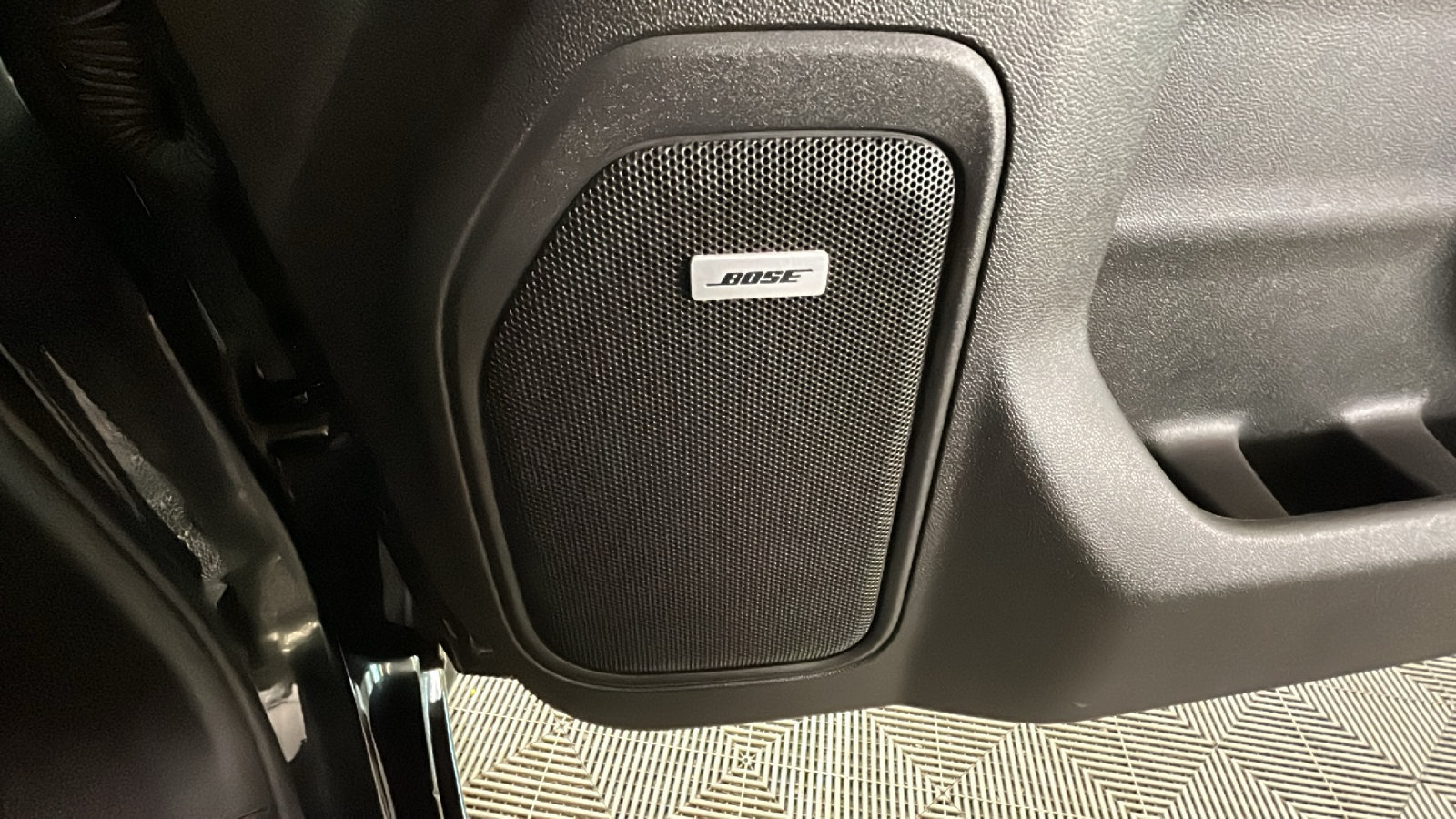 Used 2020 Chevrolet Silverado 1500 LTZ AWD/4WD image 39