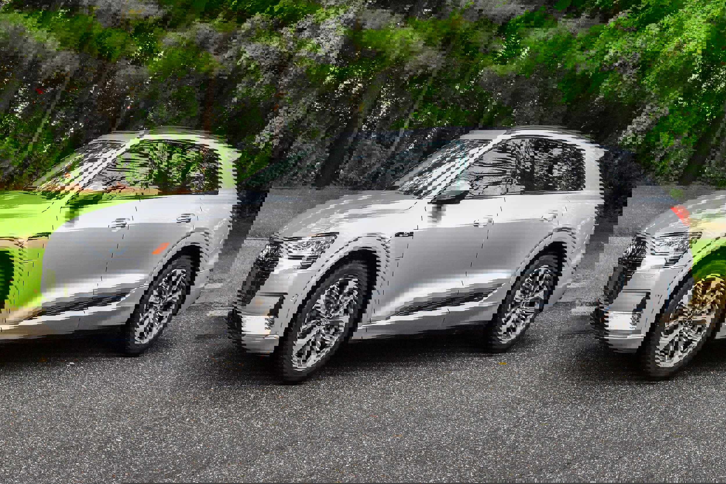 Used 2021 Audi e-tron Premium Plus w/ Premium Plus Package image 2