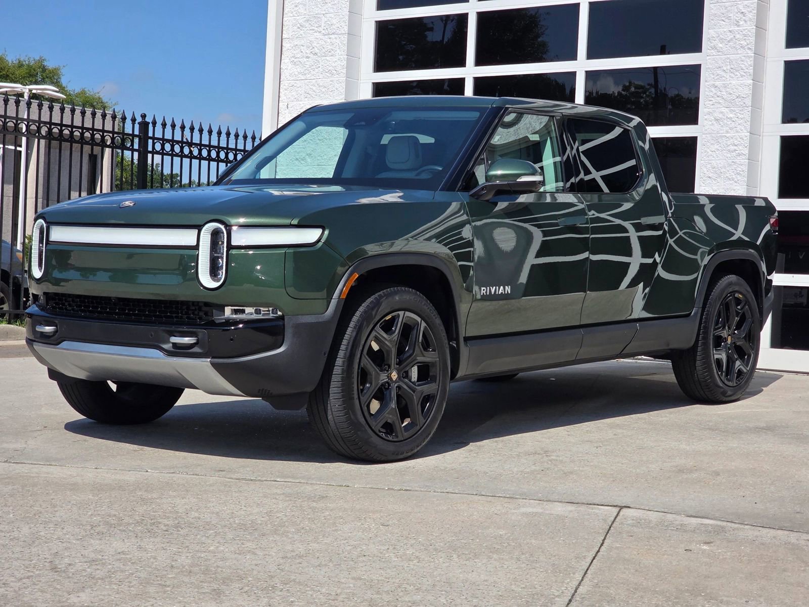 Used 2024 Rivian R1T Adventure AWD/4WD image 9