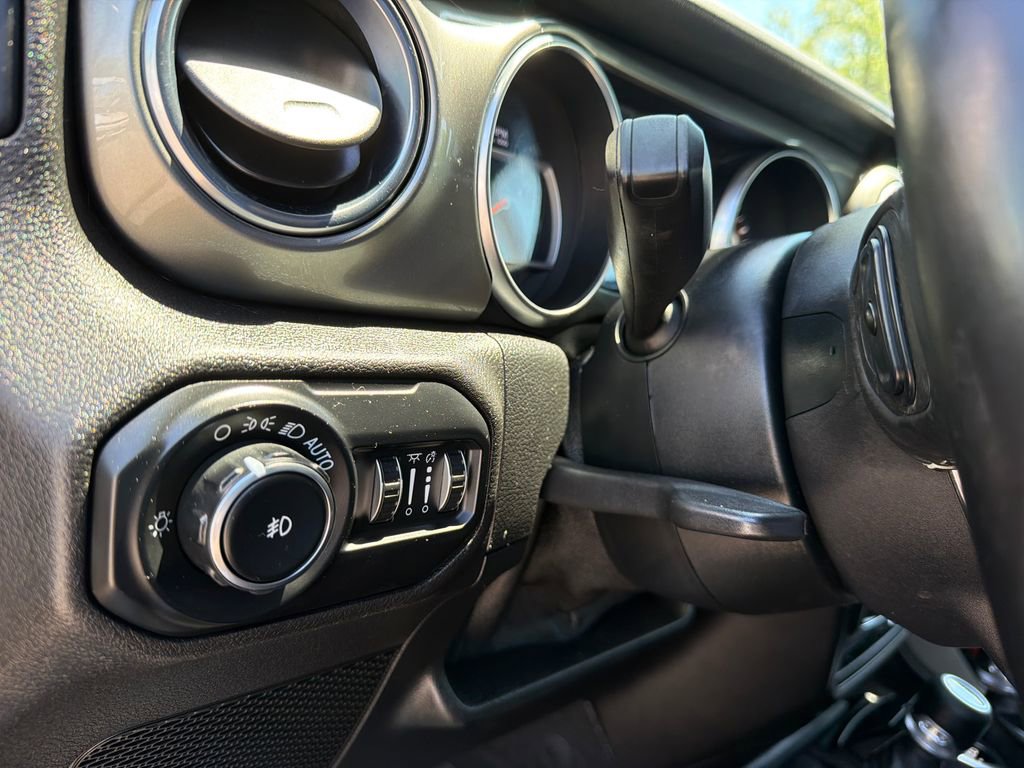 Used 2020 Jeep Wrangler Unlimited Sahara AWD/4WD image 31