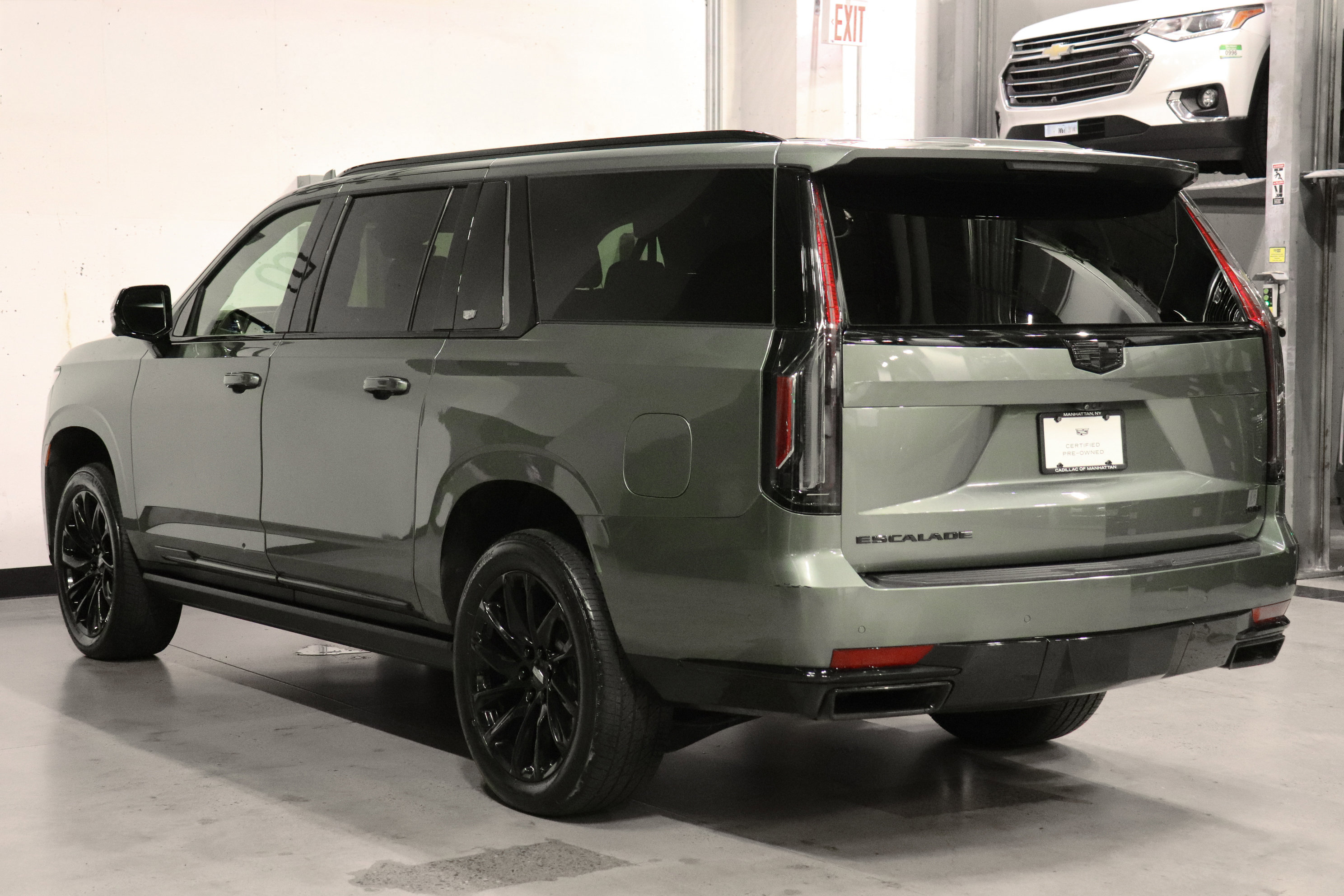 Used 2023 Cadillac Escalade ESV Sport Platinum w/ LPO, ONYX Package AWD/4WD image 3