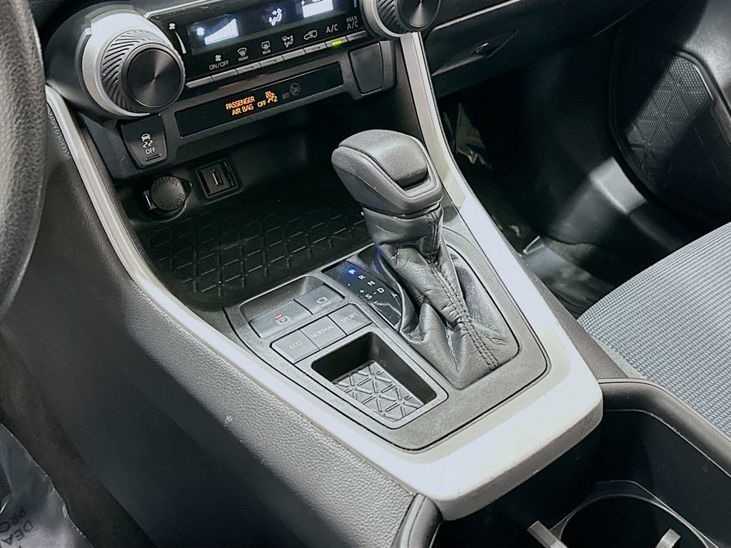 Used 2022 Toyota RAV4 LE FWD image 17