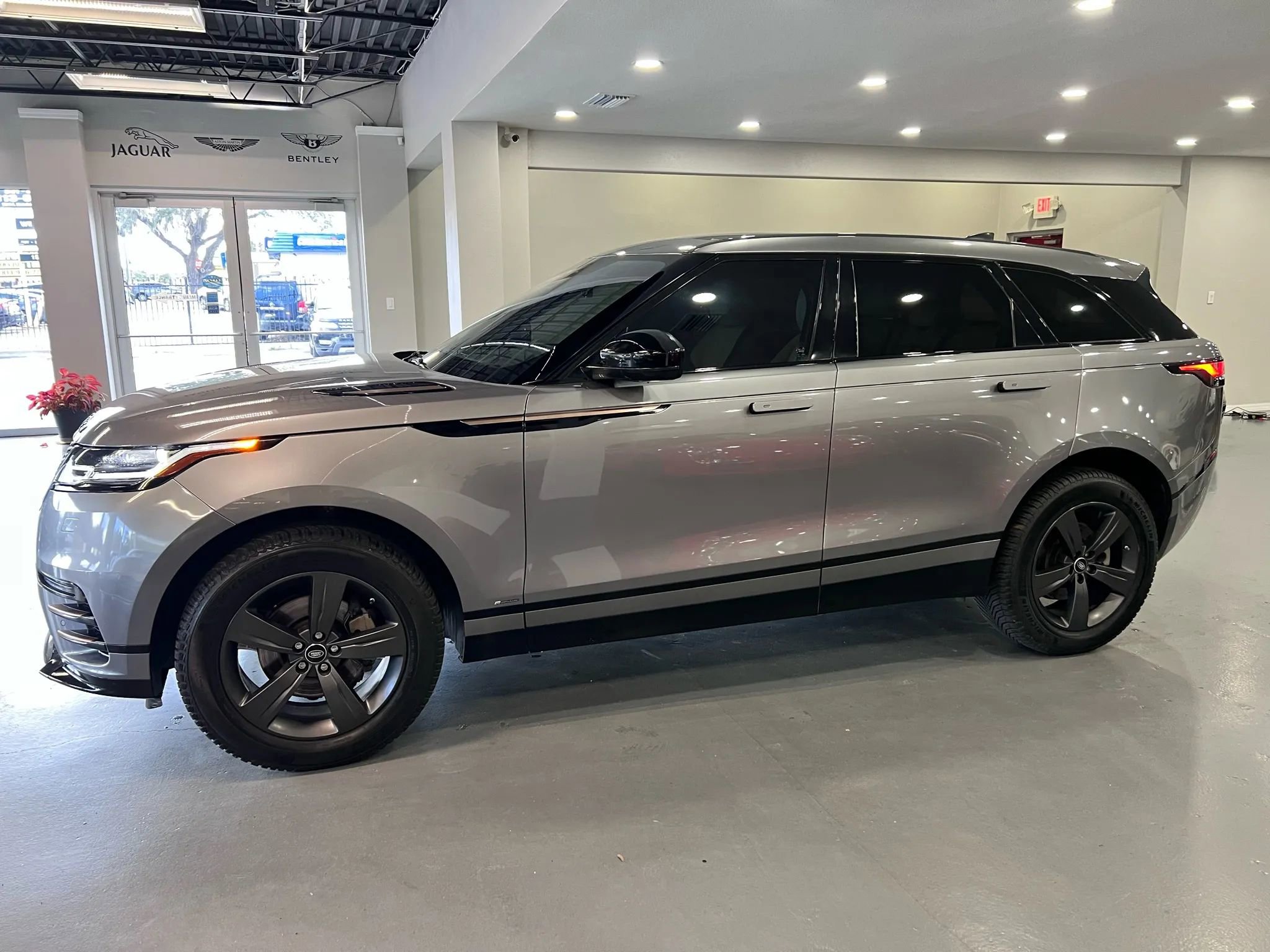 Used 2020 Land Rover Range Rover Velar R-Dynamic S image 4