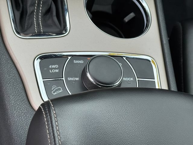 Used 2017 Jeep Grand Cherokee Limited w/ Luxury Group II AWD/4WD image 22