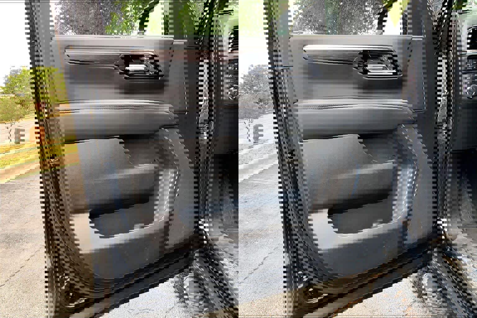 Used 2025 Chevrolet Suburban Z71 AWD/4WD image 23