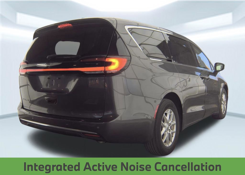 Used 2023 Chrysler Pacifica Touring-L FWD image 2
