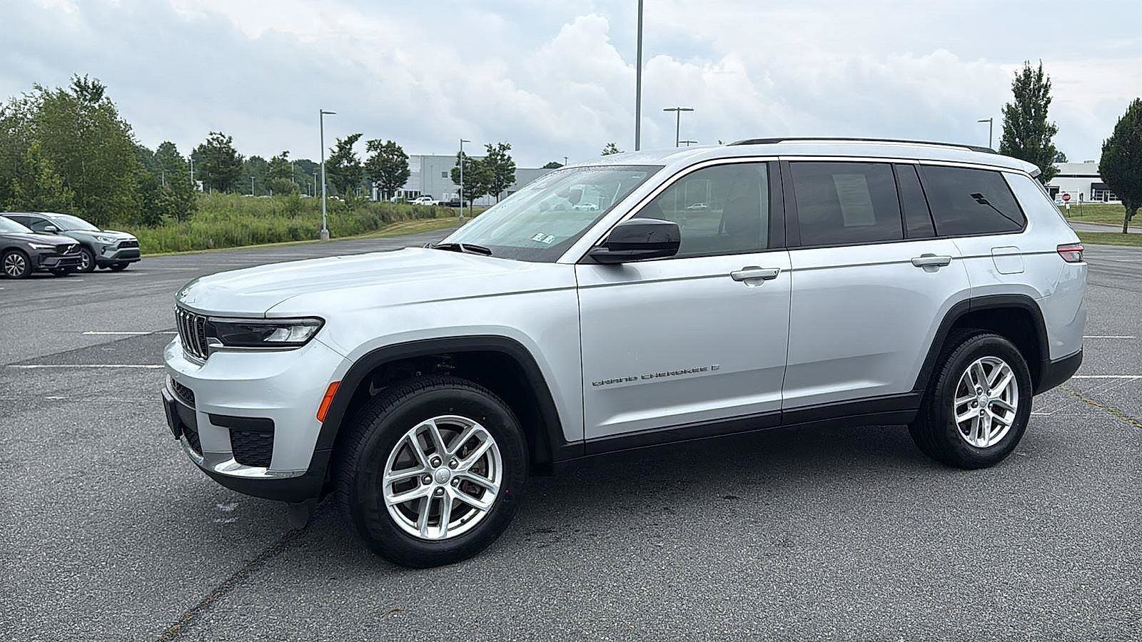 Used 2023 Jeep Grand Cherokee L Laredo AWD/4WD image 14