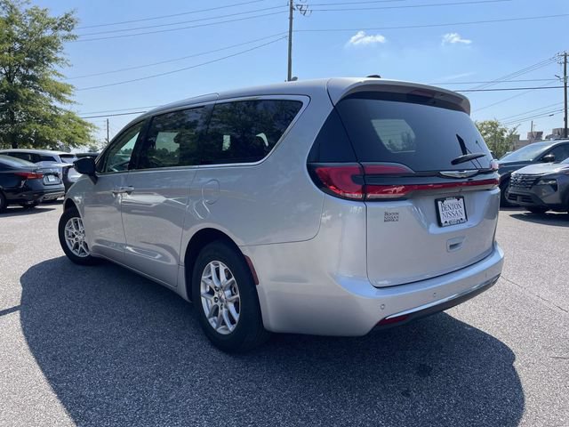Used 2024 Chrysler Pacifica Touring-L FWD image 5