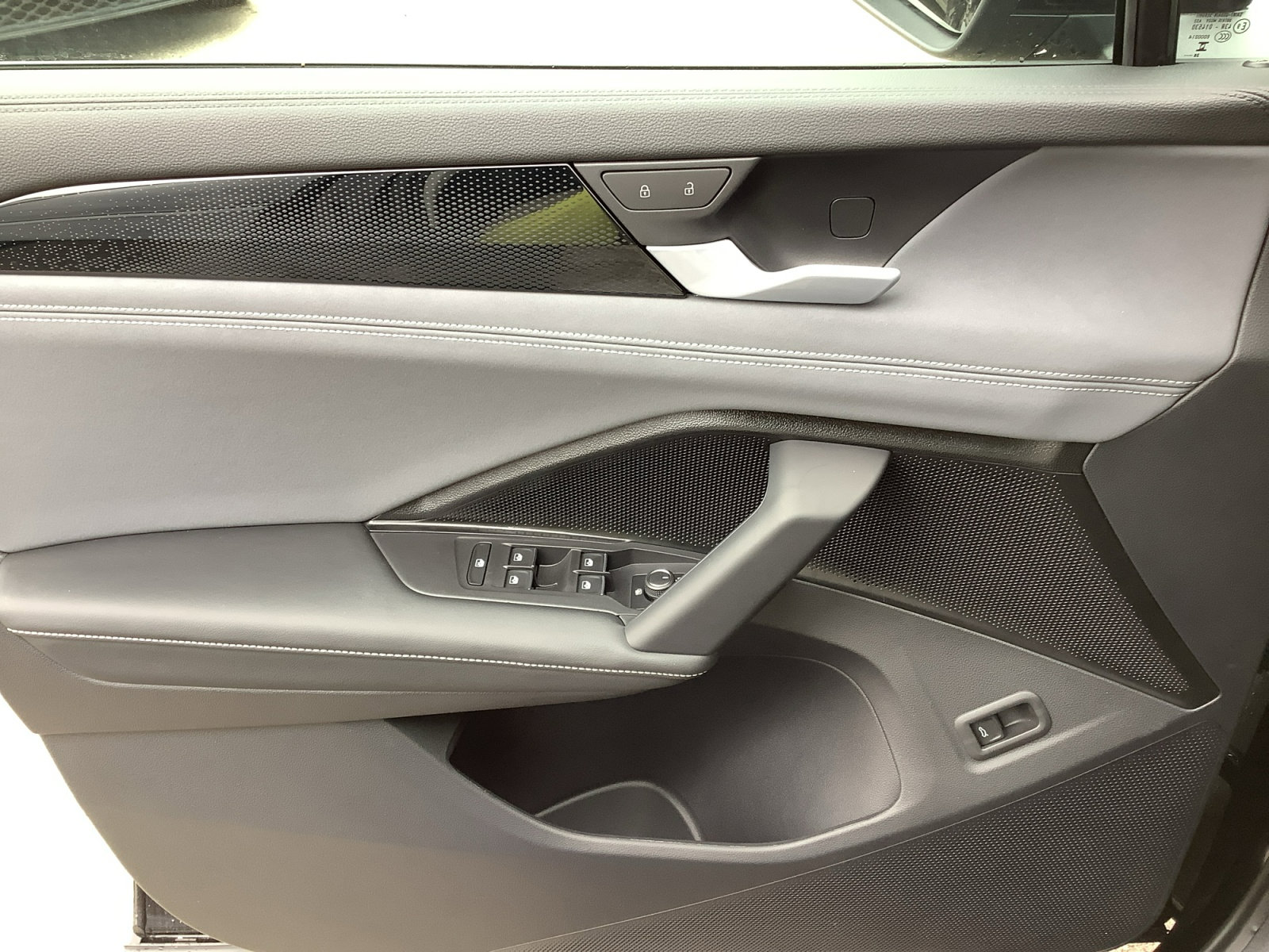 New 2026 Volkswagen Tiguan SE FWD image 25