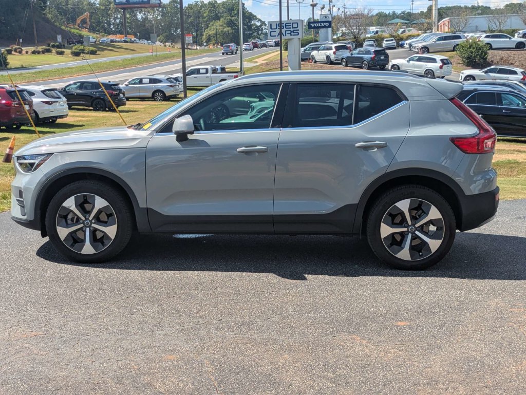 Used 2024 Volvo XC40 B5 Core AWD/4WD image 3