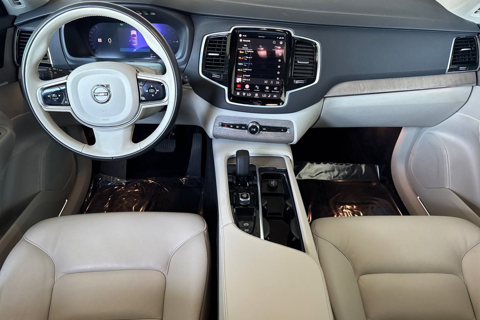 Certified 2024 Volvo XC90 T8 Plus w/ Protection Package Premier image 3