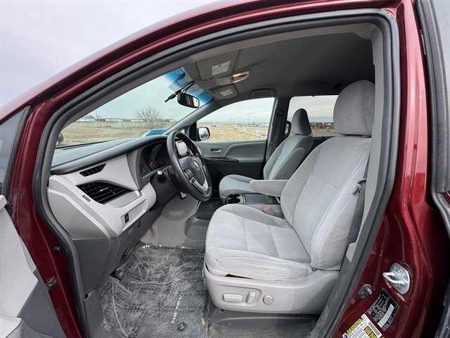 Used 2015 Toyota Sienna LE image 5