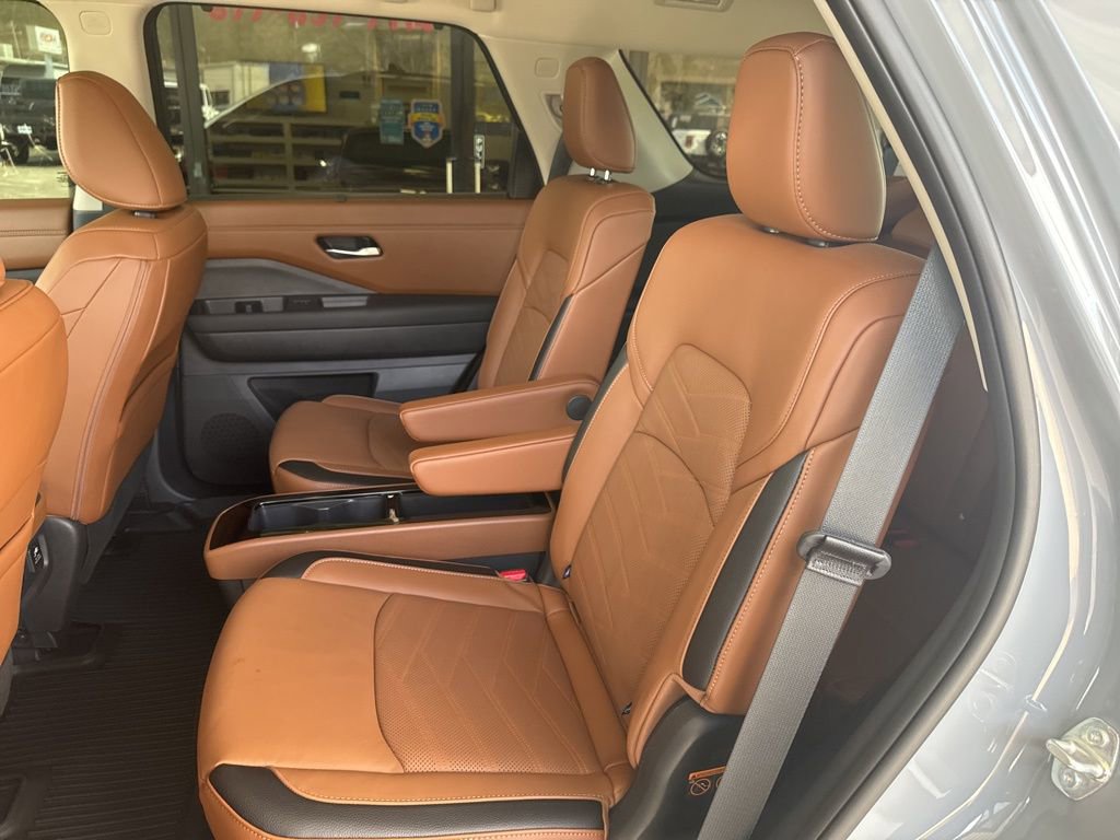 Used 2025 Nissan Pathfinder Platinum AWD/4WD image 21