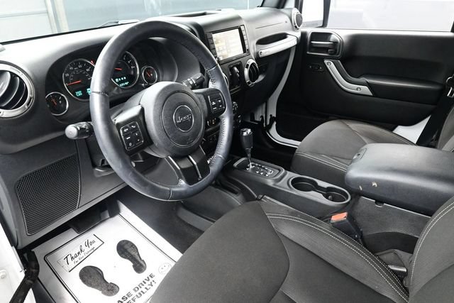 Used 2016 Jeep Wrangler Unlimited Sahara w/ Connectivity Group AWD/4WD image 18