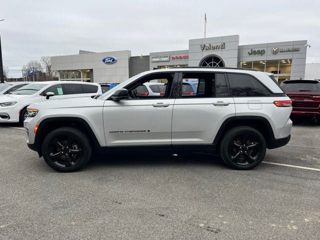 Used 2024 Jeep Grand Cherokee Altitude AWD/4WD image 12