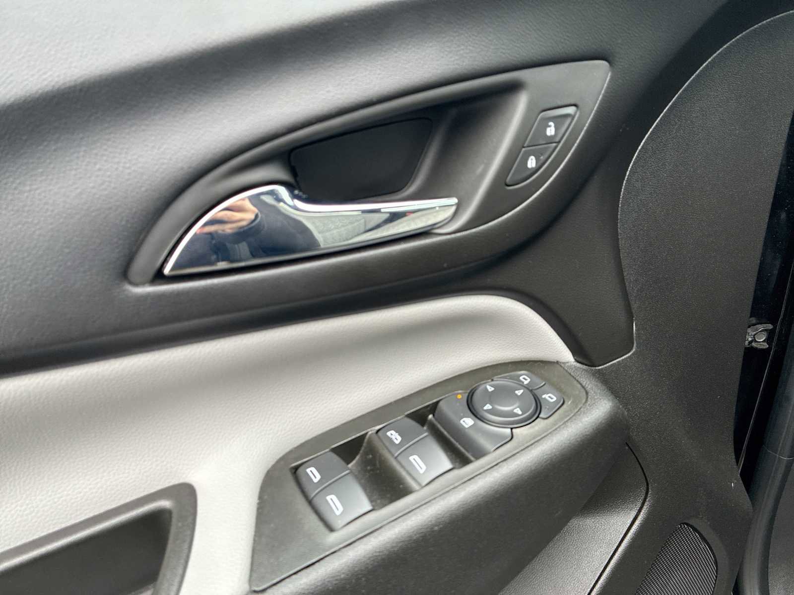 Used 2024 Chevrolet Equinox LS w/ LS Convenience Package image 22